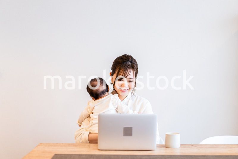 テレワークをするお母さんと赤ちゃん