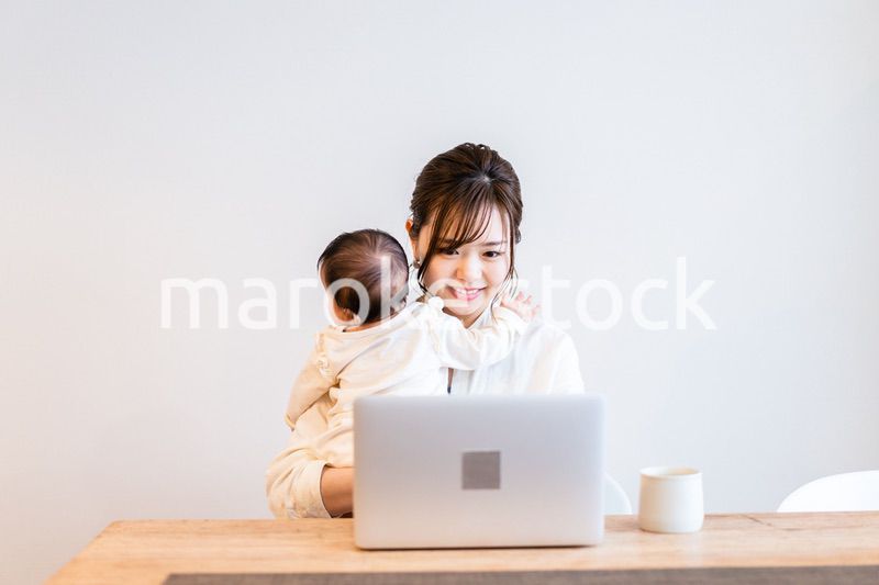テレワークをするお母さんと赤ちゃん