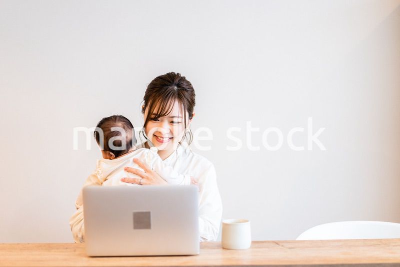 テレワークをするお母さんと赤ちゃん