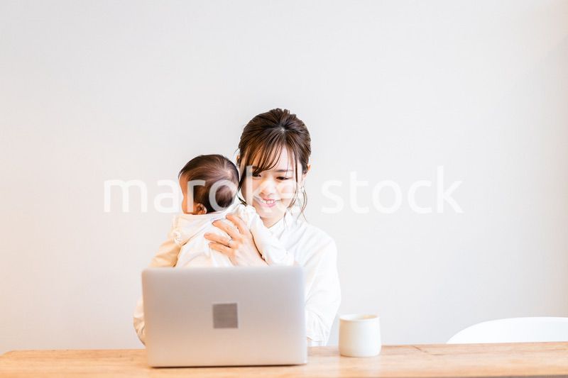 テレワークをするお母さんと赤ちゃん