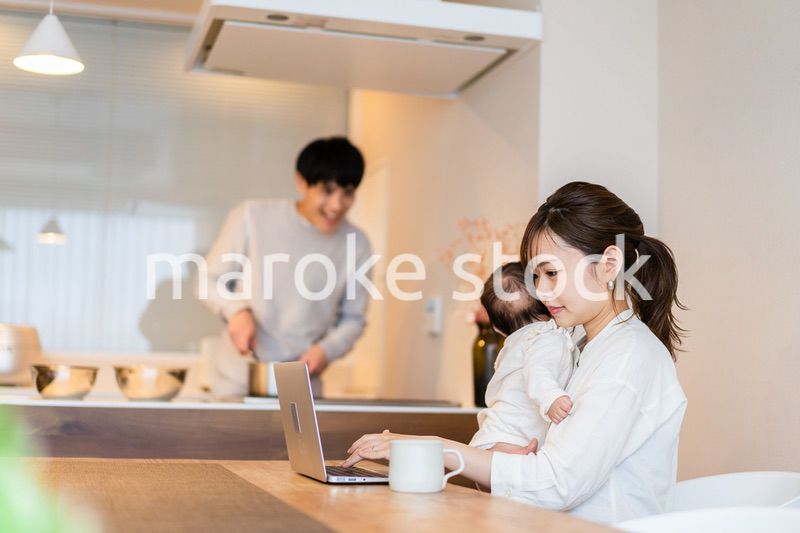 キッチンで料理をするパパ