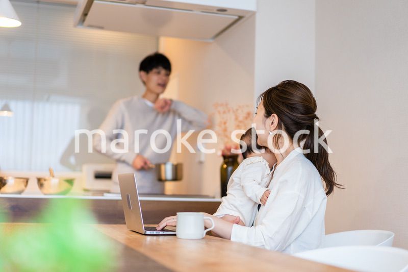 キッチンで料理をするパパ