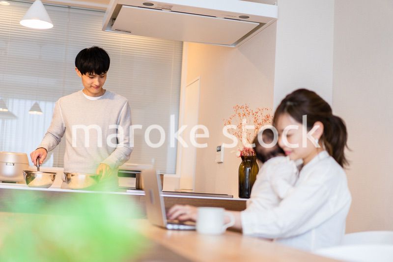 キッチンで料理をするパパ