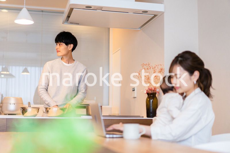 キッチンで料理をするパパ