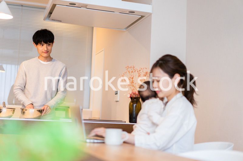 キッチンで料理をするパパ