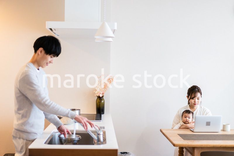キッチンで料理をするパパ