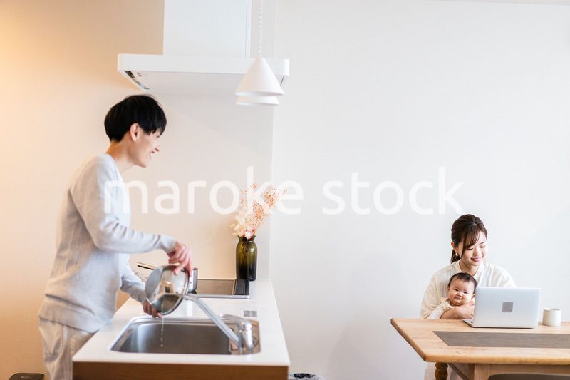 キッチンで料理をするパパ