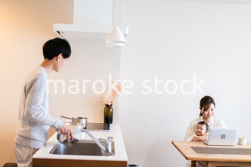 キッチンで料理をするパパ