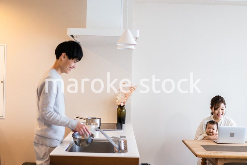 キッチンで料理をするパパ
