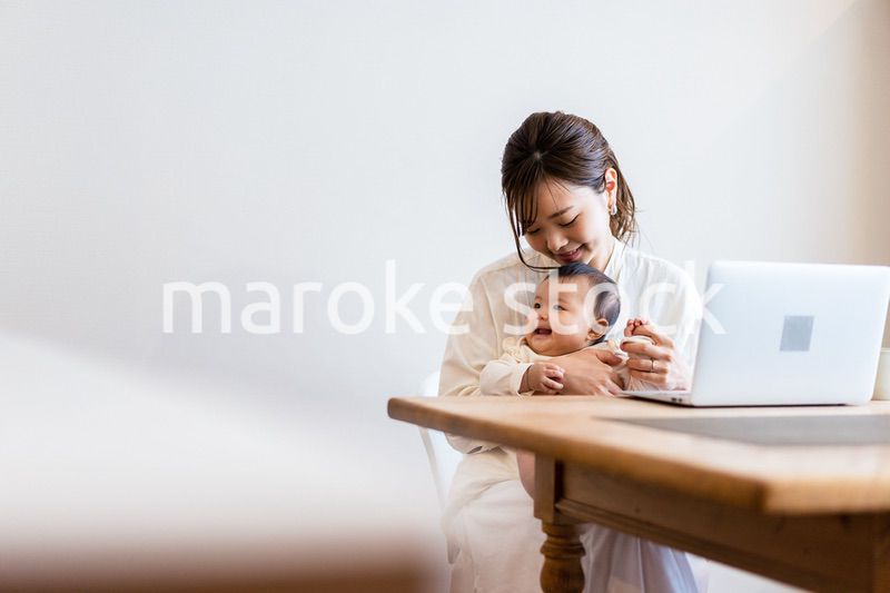子育てをしながらリモートで働くお母さん