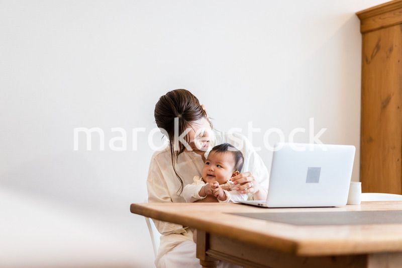 子育てをしながらリモートで働くお母さん