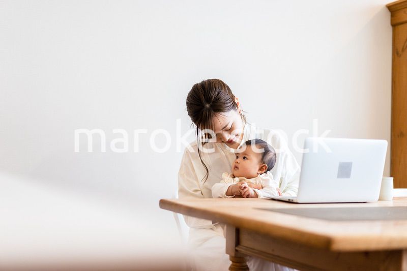 子育てをしながらリモートで働くお母さん