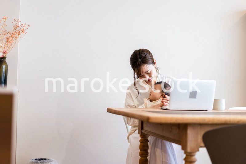 子育てをしながらリモートで働くお母さん