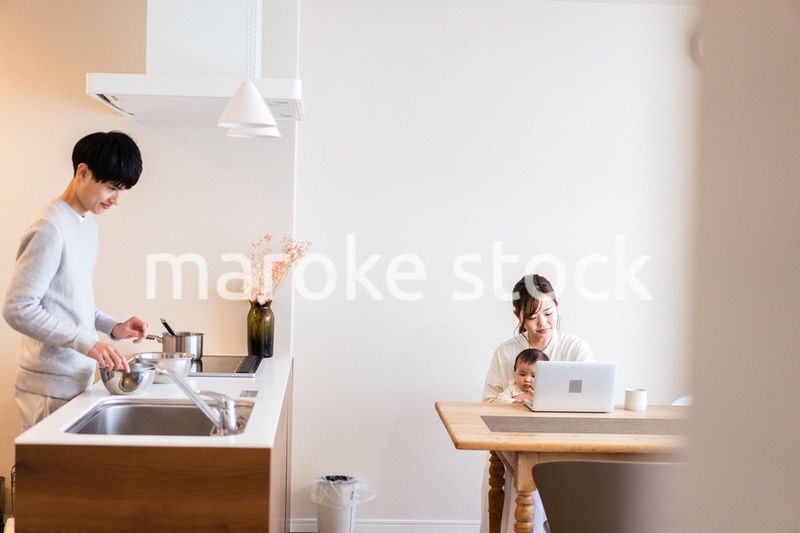 キッチンで料理をするパパ