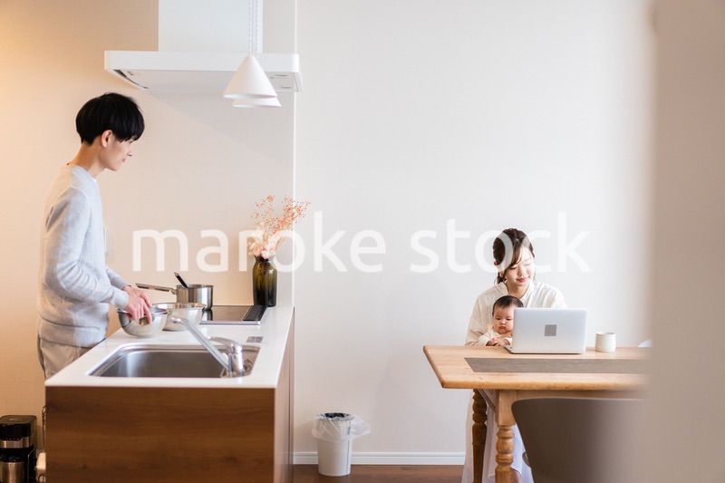 キッチンで料理をするパパ