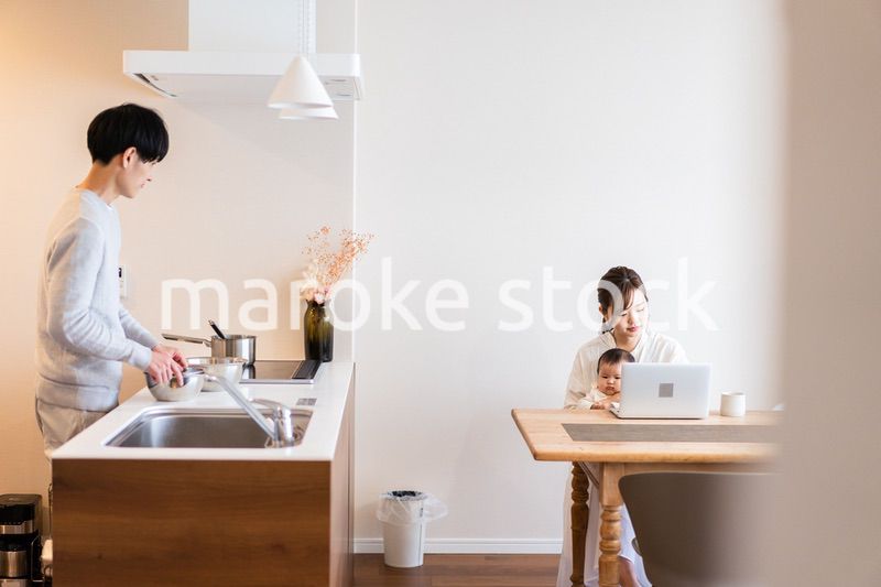 おうちで過ごす若いファミリー