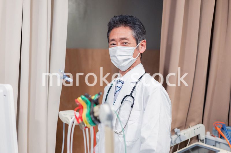 マスクをして治療に従事する男性医師