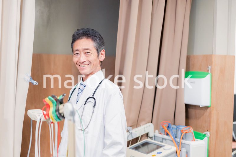 病院で働く高齢の男性ドクター