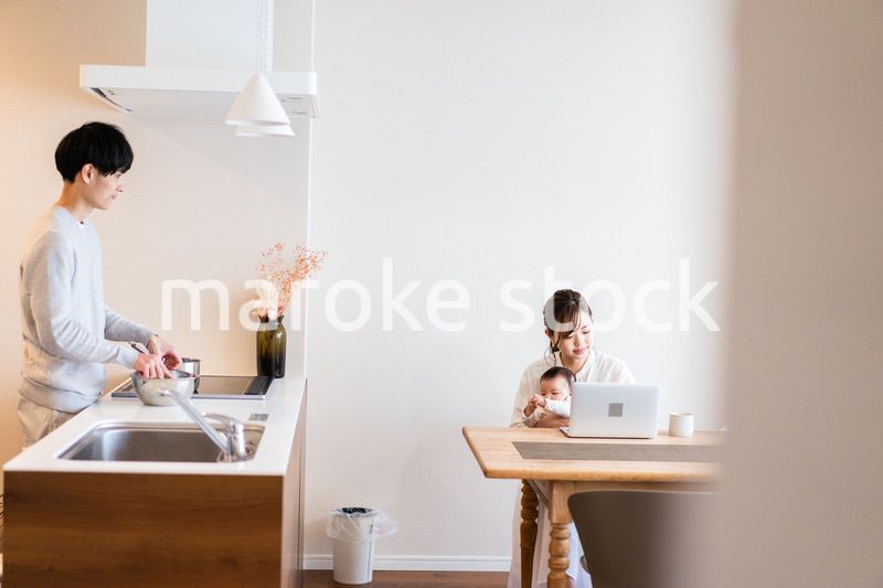 キッチンで料理をするパパ