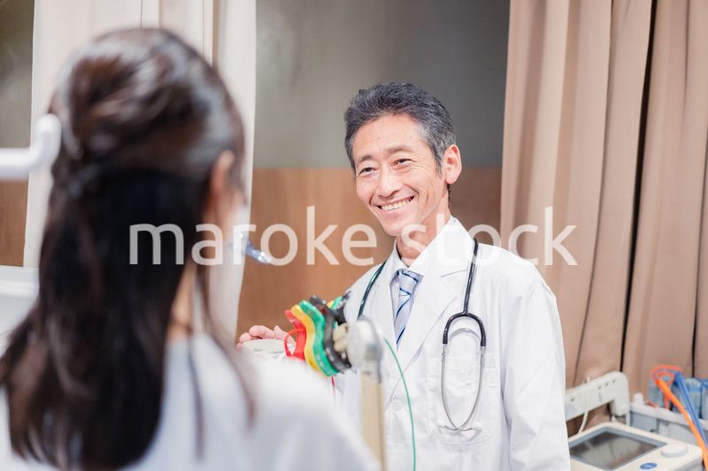 高齢の医師と患者