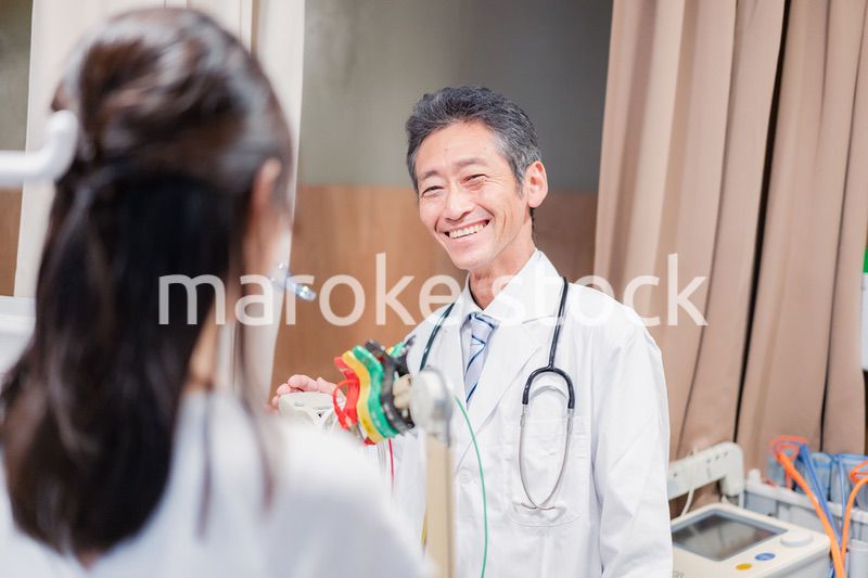 高齢の医師と患者