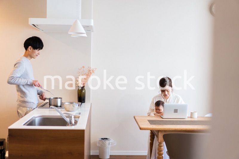 キッチンで料理をするパパ