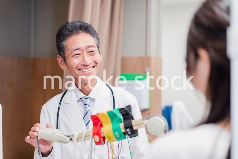 高齢の医師と患者