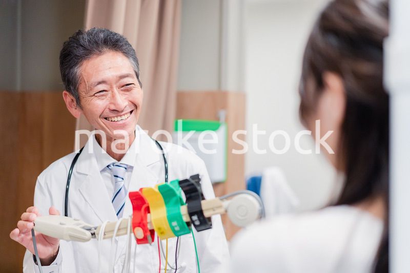 高齢の医師と患者