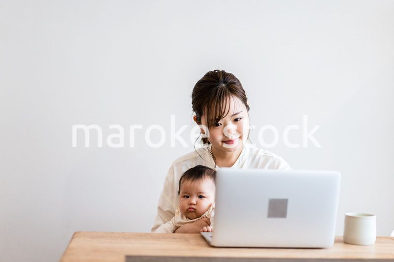 子育てをしながらリモートで働くお母さん