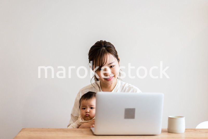 子育てをしながらリモートで働くお母さん