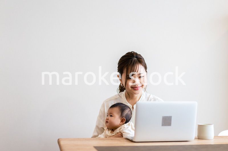 子育てをしながらリモートで働くお母さん