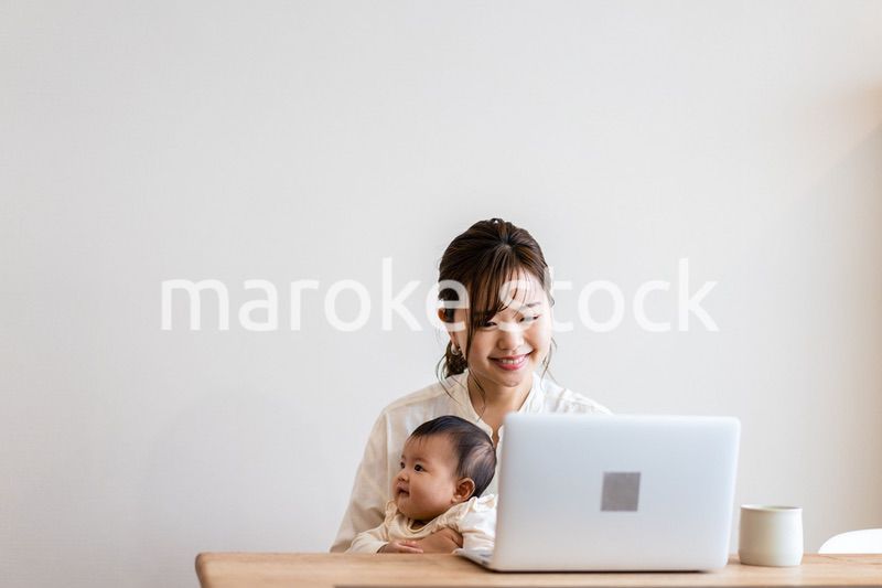 子育てをしながらリモートで働くお母さん