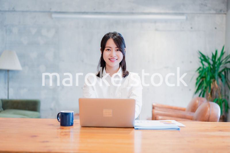 オフィスでパソコンを使う若い女性