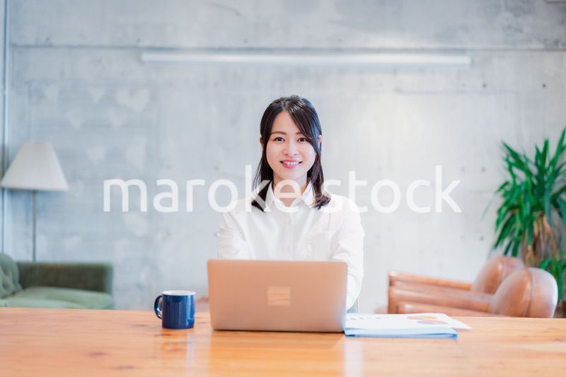 オフィスでパソコンを使う若い女性