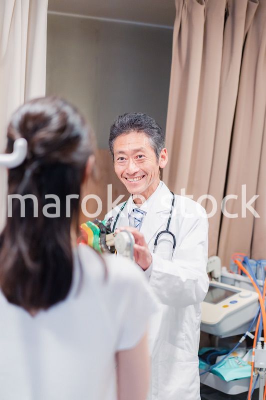 高齢の医師と患者