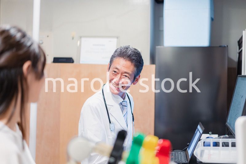 高齢の医師と患者