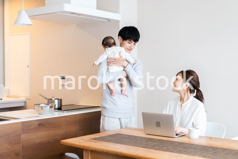 育休中のパパと働くママ