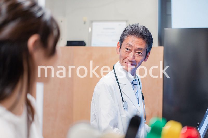 高齢の医師と患者