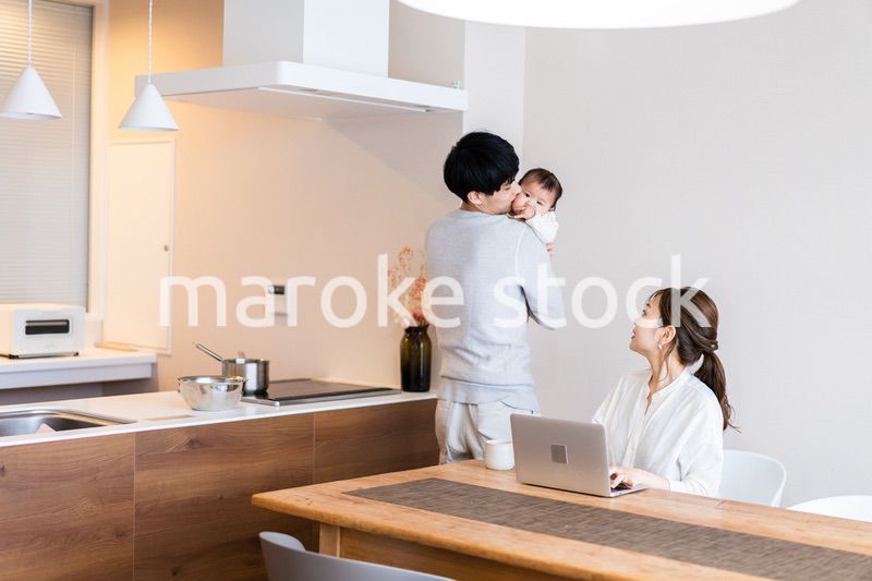 育休中のパパと働くママ