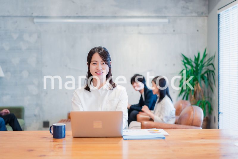 オフィスで事務作業をするビジネスウーマン