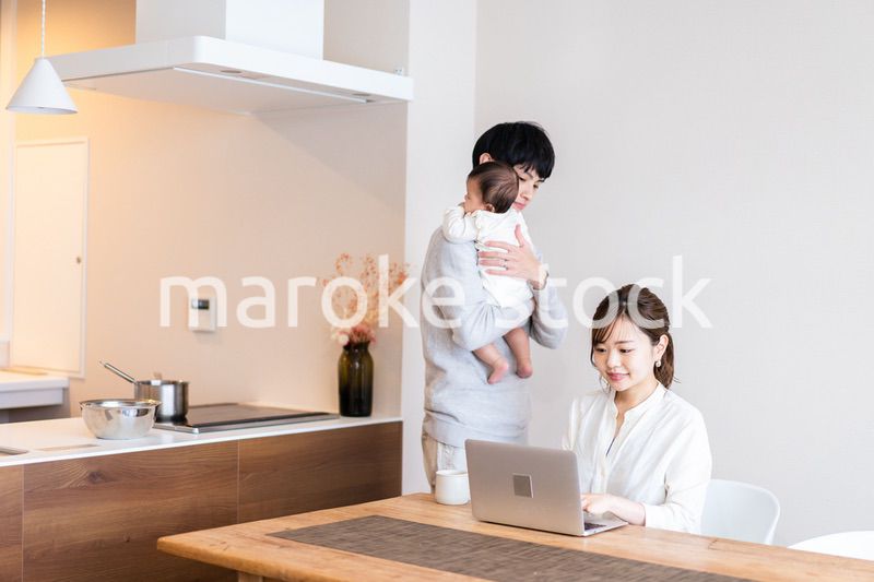 育休中のパパと働くママ