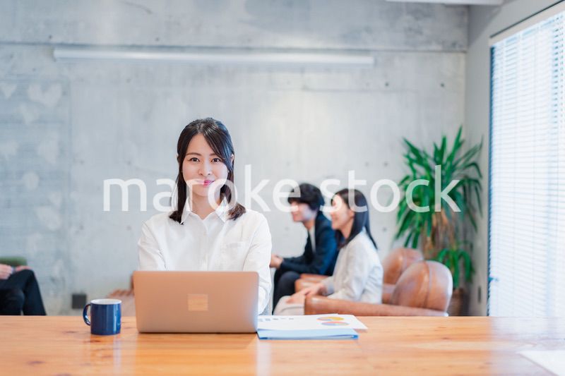 オフィスで事務作業をするビジネスウーマン