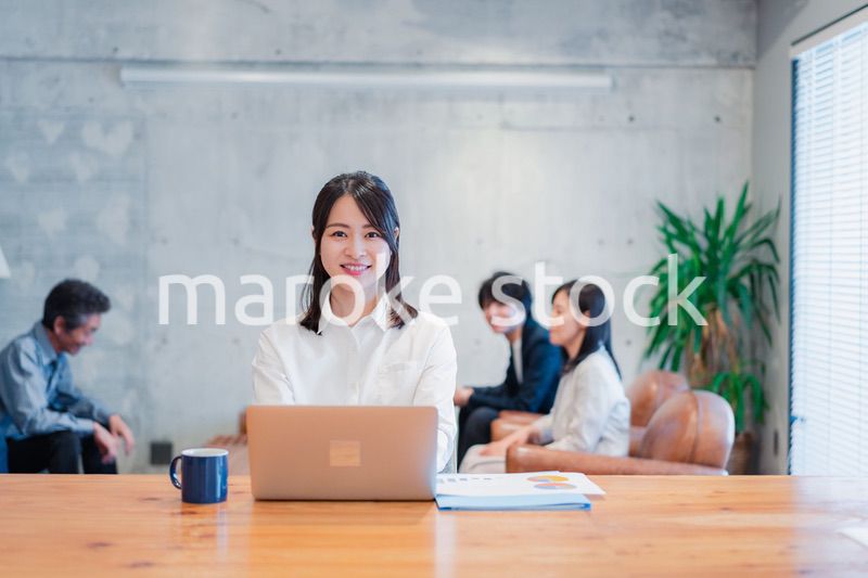 オフィスで事務作業をするビジネスウーマン