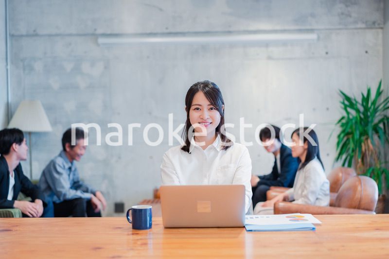 オフィスで事務作業をするビジネスウーマン