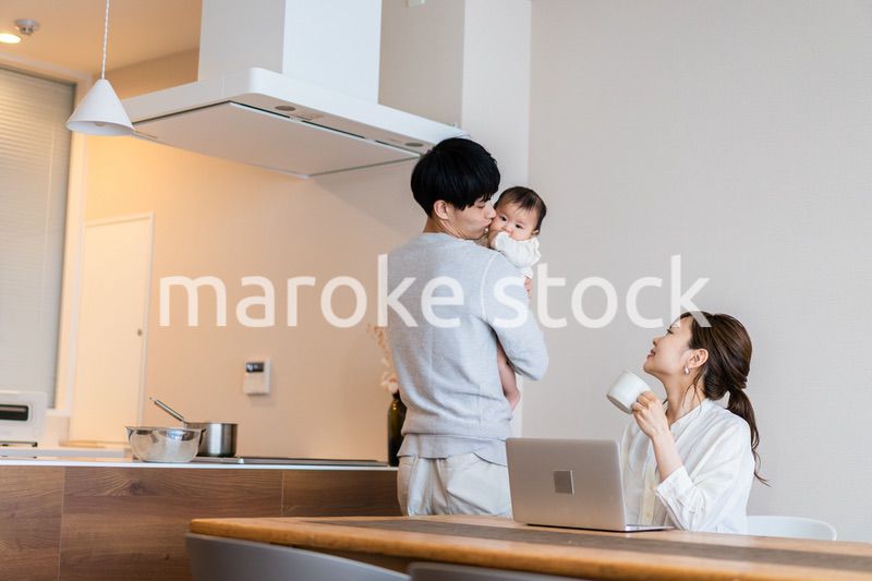 育休中のパパと働くママ