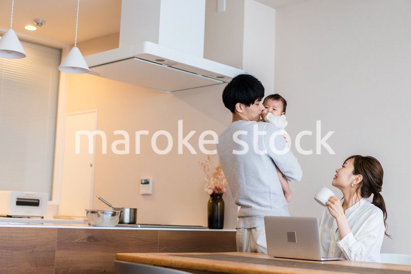 育休中のパパと働くママ