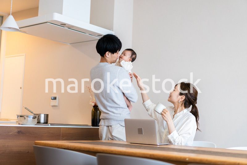 育休中のパパと働くママ