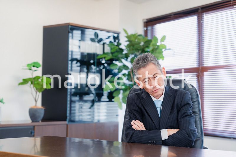 業績不振に頭を抱える経営者の男性