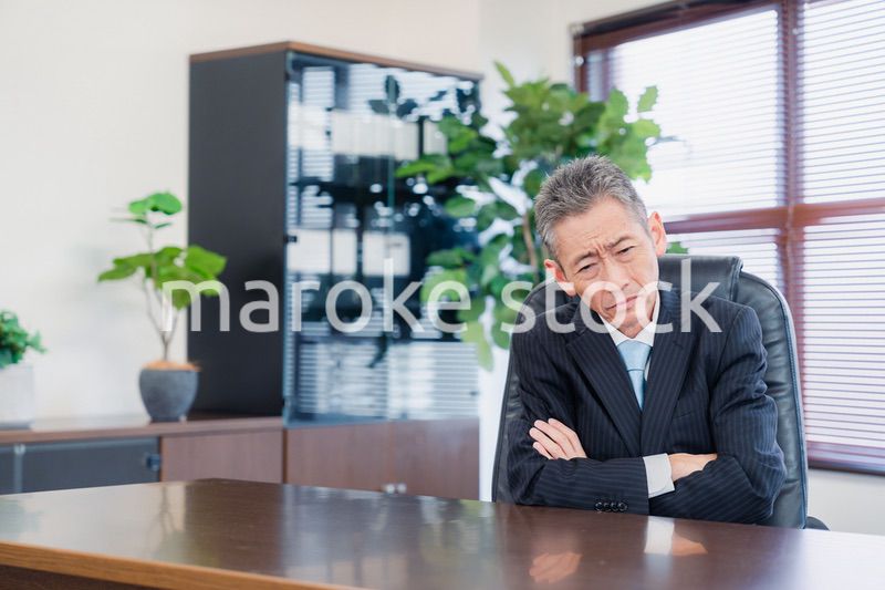 業績不振に頭を抱える経営者の男性