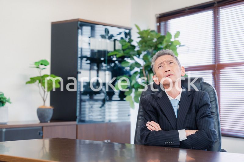 業績不振に頭を抱える経営者の男性